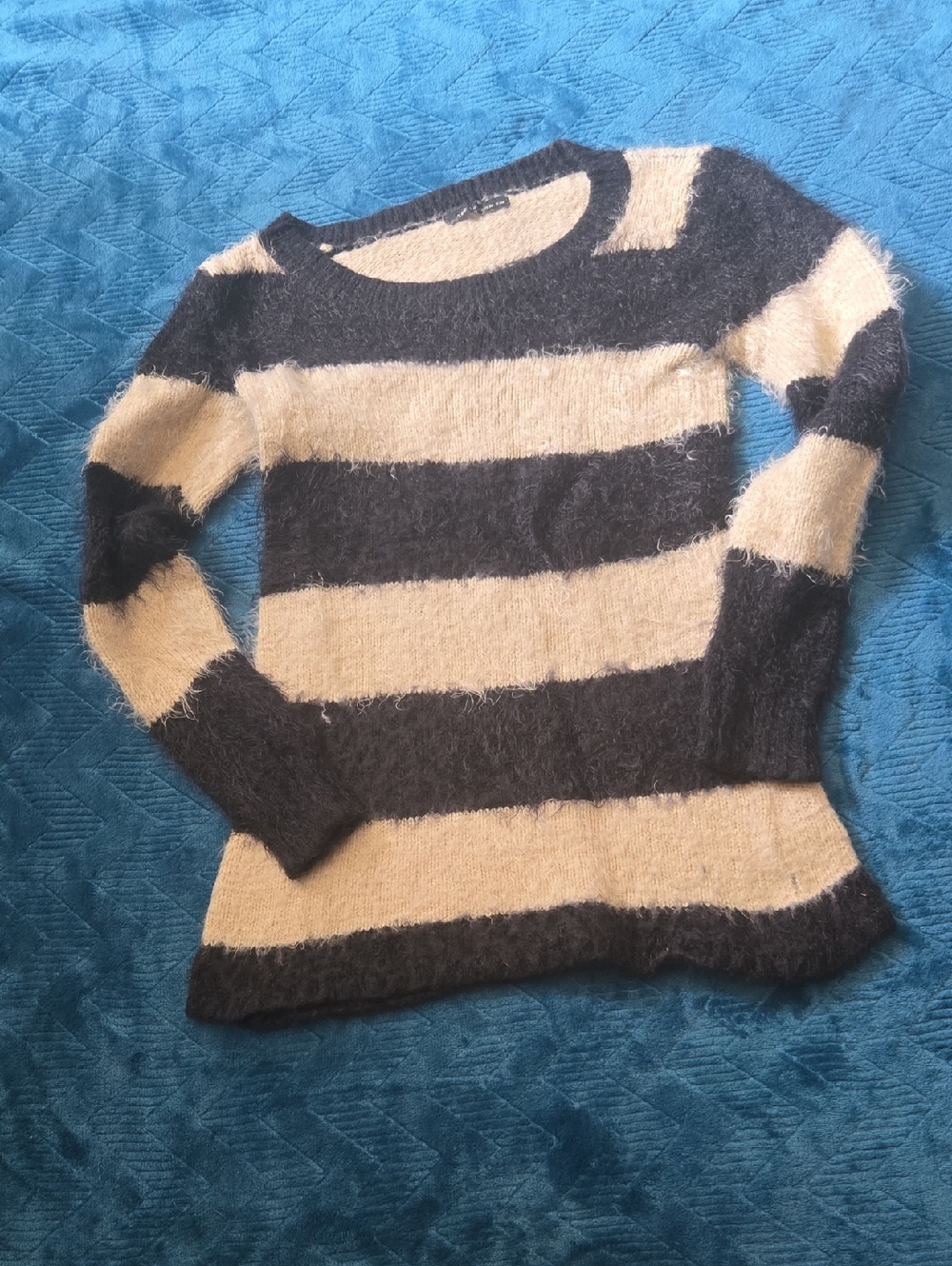 5/$20 QED London Fuzzy Striped Crewneck Sweater - Black & Cream